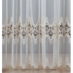 Extravagant bestickte Plauener Stickerei-Gardine mit farbigem Spitzeneinsatz.