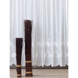 Weißer Store mit floraler Plauener Spitze am Saum, halbtransparente Gardine für helle Räume, klassische Heimtextilien.