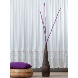 Weiß-braune Gardine Lili am hellen Fenster, stilvolle Raumaufnahme für ein gemütliches Ambiente.