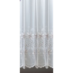 Klassischer Store Lili mit brauner Blumen-Stickerei und bogenförmigem Abschluss, zeitlose Plauener Spitze.