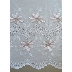 Detailaufnahme der Stickerei: Florales Muster in Braun auf weißem Voile-Stoff, edle Heimtextilien-Qualität.