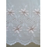 Detailaufnahme der Stickerei: Florales Muster in Braun auf weißem Voile-Stoff, edle Heimtextilien-Qualität.
