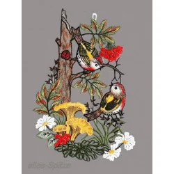 Fensterbild mit zwei kleinen Vögeln, Pfifferlingen und Beeren aus Plauener Spitze