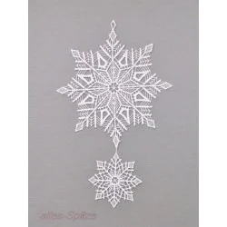 weißer Schneekristall mit kleinem Schneestern aus Plauener Spitze