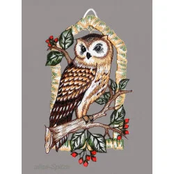 Naturnahes Fensterbild mit Waldkauzmotiv aus Plauener Spitze