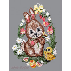 Stickerei-Fensterbild aus Plauener Spitze mit Hase, Küken und Frühjahrsblumen für Ostern.