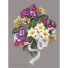 Gesticktes Fensterbild mit buntem Blumenstrauß-Motiv aus echter Plauener Spitze, freigestellt auf Grau.