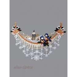 Dieser zarter Spitzenbogen ist mit Vögelchen, Kirche, Glöckchen und Schneesternen dekoriert.