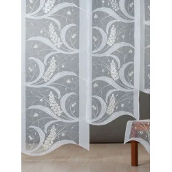 Exquisite Flächengardine mit aufwändigen Stoff-Applikationen aus besticktem Organza und weißem Voile.