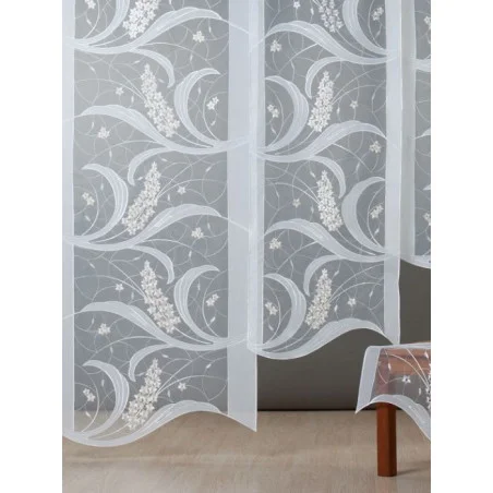 Exquisite Flächengardine mit aufwändigen Stoff-Applikationen aus besticktem Organza und weißem Voile.