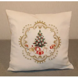 Kissenhülle aus Satin mit einem bestickten Organzamotiv