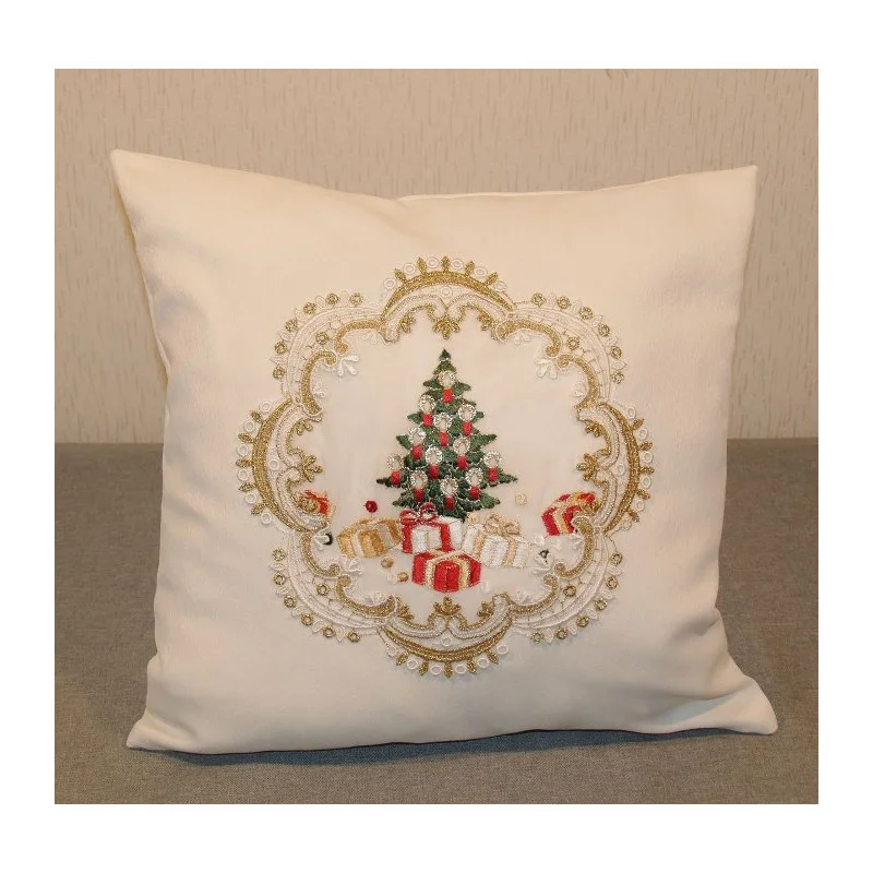 Kissenhülle aus Satin mit einem bestickten Organzamotiv