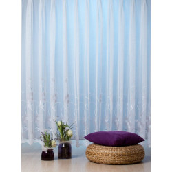 Halbtransparenter weißer Store mit floraler Stickerei in Weiß-Taupe, dekoriert mit lila Samtkissen im hellen Wohnzimmer.