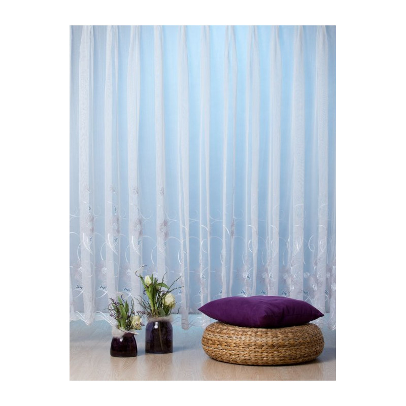 Elegant und zeitlos mit Blüten in weiß und taupe bestickte Plauener Spitzen-Gardine aus weißem halbtransparentem Sablé.