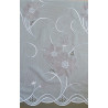 Detailansicht weißer Gardinenstore aus Voile mit aufwendigen Blumen-Stickereien in Weiß-Taupe und Wellenkante.