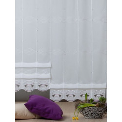 Weiße, halbtransparente Plauener Spitze Raff-Gardine mit aubergine-farbenem Wellenmuster, Dekokissen und Flechtkorb am Boden.