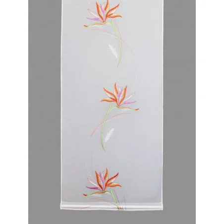 Elegant mit großen Strelitzienblüten bestickte Flächengardine in 2 Breiten.