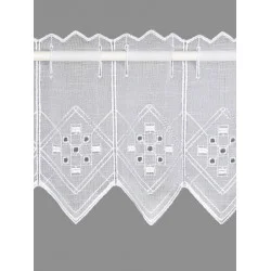Blickdichte weiße Scheibengardine mit dezenter Lochstickerei auf pflegeleichtem Käseleinen.