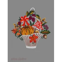 Bezaubernder großer Herbstkorb, befüllt mit Pilzen, Kürbis und Beeren