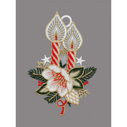 Weihnachts-Fensterbild aus Plauener Spitze mit zwei rot-weiß gestreiften Kerzen und Christrose.