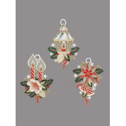 Dreier-Set Fensterbilder aus Plauener Spitze mit Laterne, Kerzen und Weihnachtsstern in Rot, Grün und Gold.