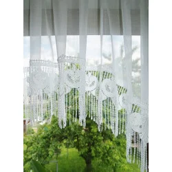 Aufwändig gearbeitete Gardine in Bogenform mit klassischer Spitzenkante und Fransen.