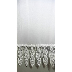 Detailansicht der echten Plauener Spitze Sophia, weißer Store mit geometrischer Stickerei.