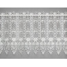 Transparente Scheibengardine aus Plauener Spitze in Naturweiß mit floralem Rankenmuster als Sichtschutz.