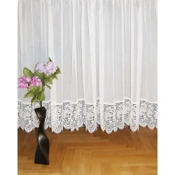 Wunderschöne Plauener Spitzen-Gardine mit zarter Spitzensockelkante n weiß.