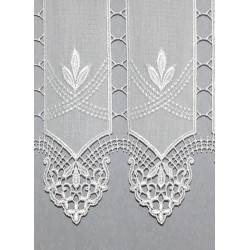 Detailaufnahme der Ornament-Stickerei auf transparenter cremeweißer Kurzgardine.