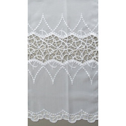 Detailaufnahme der echten Plauener Spitze Adriana in Beige-Weiß, filigranes Fantasiemuster und Bogensaum-Stickerei.