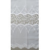 Detailaufnahme der echten Plauener Spitze Adriana in Beige-Weiß, filigranes Fantasiemuster und Bogensaum-Stickerei.
