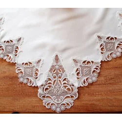 Zeitlose naturfarbenen Tischwäsche Elena mit Plauener Spitze in vielen Größen