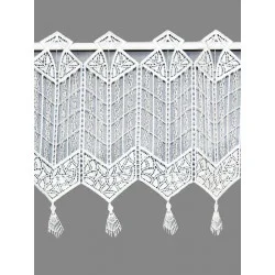 Verspielte weiße Plauener Spitzengardine mit kleinen Bommeln am unteren Rand.