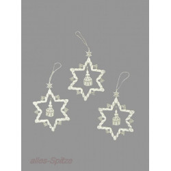 Dreiteiliges Set Weihnachtssterne aus Plauener Spitze in Cremeweiß mit feiner Kirchenstickerei als Christbaumschmuck.