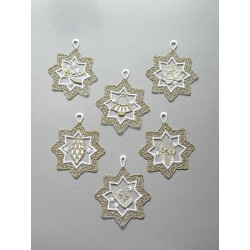 6er-Set Gefüllte Sterne aus Plauener Spitze in Weiß und Gold als elegante Heimtextilien-Weihnachtsdeko.