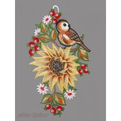 Große Sonnenblumme aus Plauener Spitze mit Vögelchen und Blumen dekoriert.