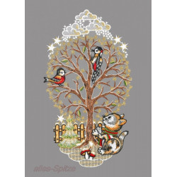 Unter diesem Winterbaum in festlichem Gold sitzt ein kleines Kätzchen