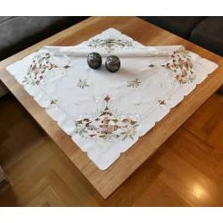 Festlich bestickte Tischwäsche mit verschneiter Winterlandschaft und Kirche.