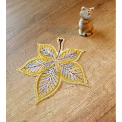 Herbstliche Tischwäsche Laura mit Blätter-Stickerei auf rustikalem Leinen