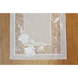 Edle Spitzentischwäsche mit bestickten Spitzenapplikationen