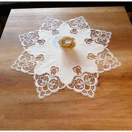 Edle Spitzentischwäsche mit großen Applikationen in naturweiß