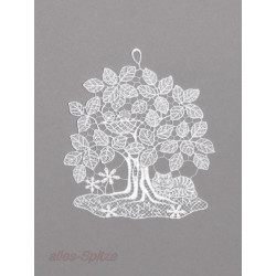 Filigranes Spitzen-Fensterbild Sommerbaum in Weiß mit detailreicher Katze und Nest.