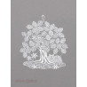 Filigranes Spitzen-Fensterbild Sommerbaum in Weiß mit detailreicher Katze und Nest.