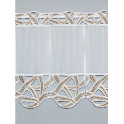 Freigestellter Scheibenhänger aus weißer Plauener Spitze mit elegant geschwungenen Mustern in Beige-Braun.