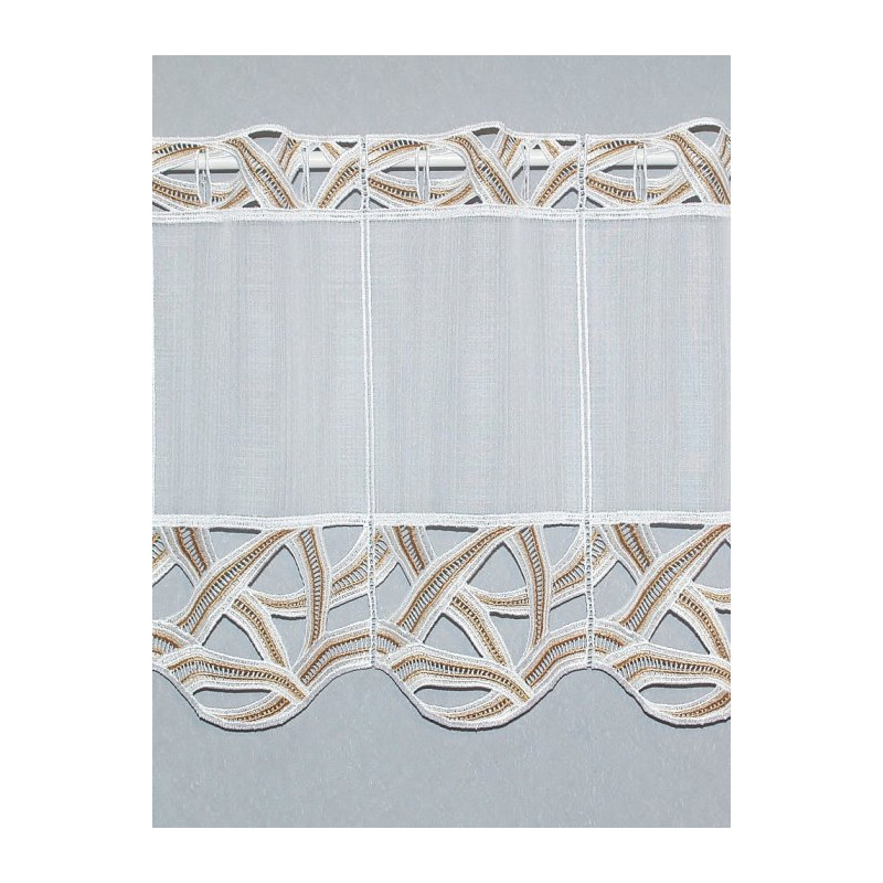 Freigestellter Scheibenhänger aus weißer Plauener Spitze mit elegant geschwungenen Mustern in Beige-Braun.