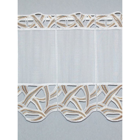 Freigestellter Scheibenhänger aus weißer Plauener Spitze mit elegant geschwungenen Mustern in Beige-Braun.