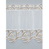 Freigestellter Scheibenhänger aus weißer Plauener Spitze mit elegant geschwungenen Mustern in Beige-Braun.