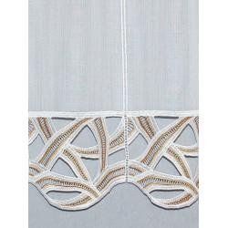 Detailaufnahme der Bistrogardine: Halbtransparenter Stoff kombiniert mit filigraner Plauener Spitze in Beige.