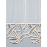 Detailaufnahme der Bistrogardine: Halbtransparenter Stoff kombiniert mit filigraner Plauener Spitze in Beige.